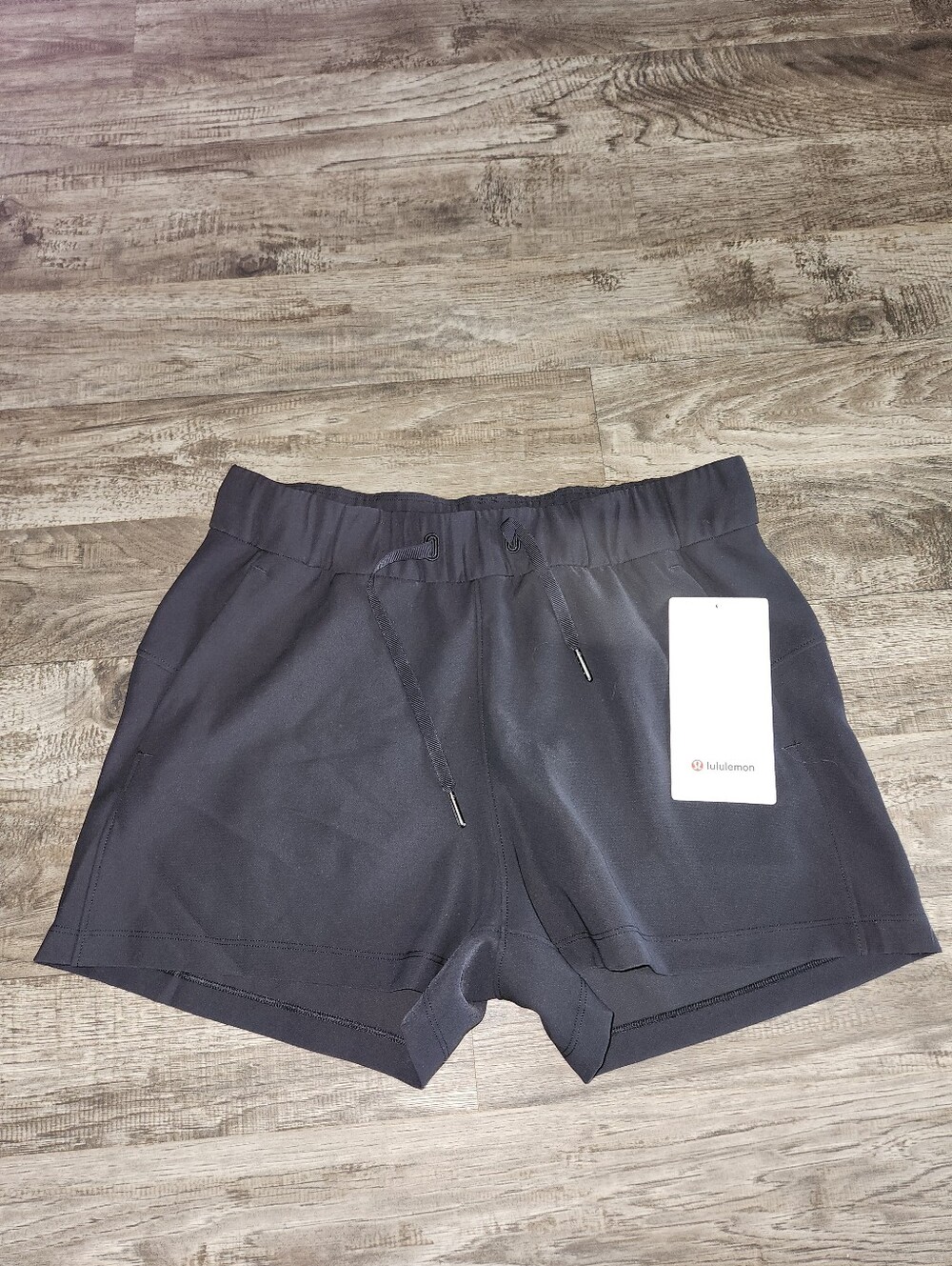 Lululemon Mid Rise On The Fly Shorts 2.5"